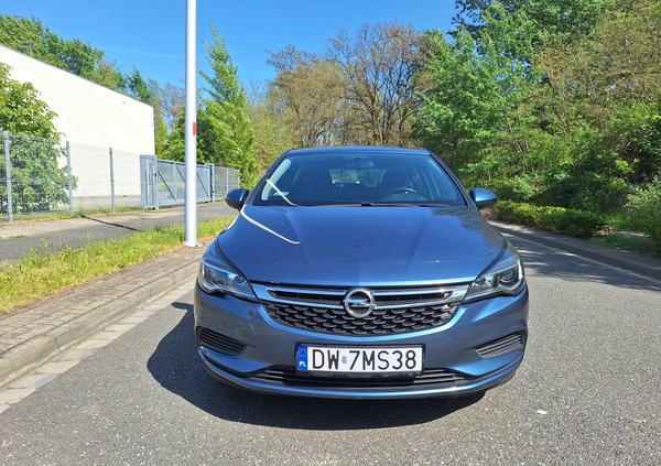 Opel Astra cena 48000 przebieg: 79000, rok produkcji 2016 z Wrocław małe 137